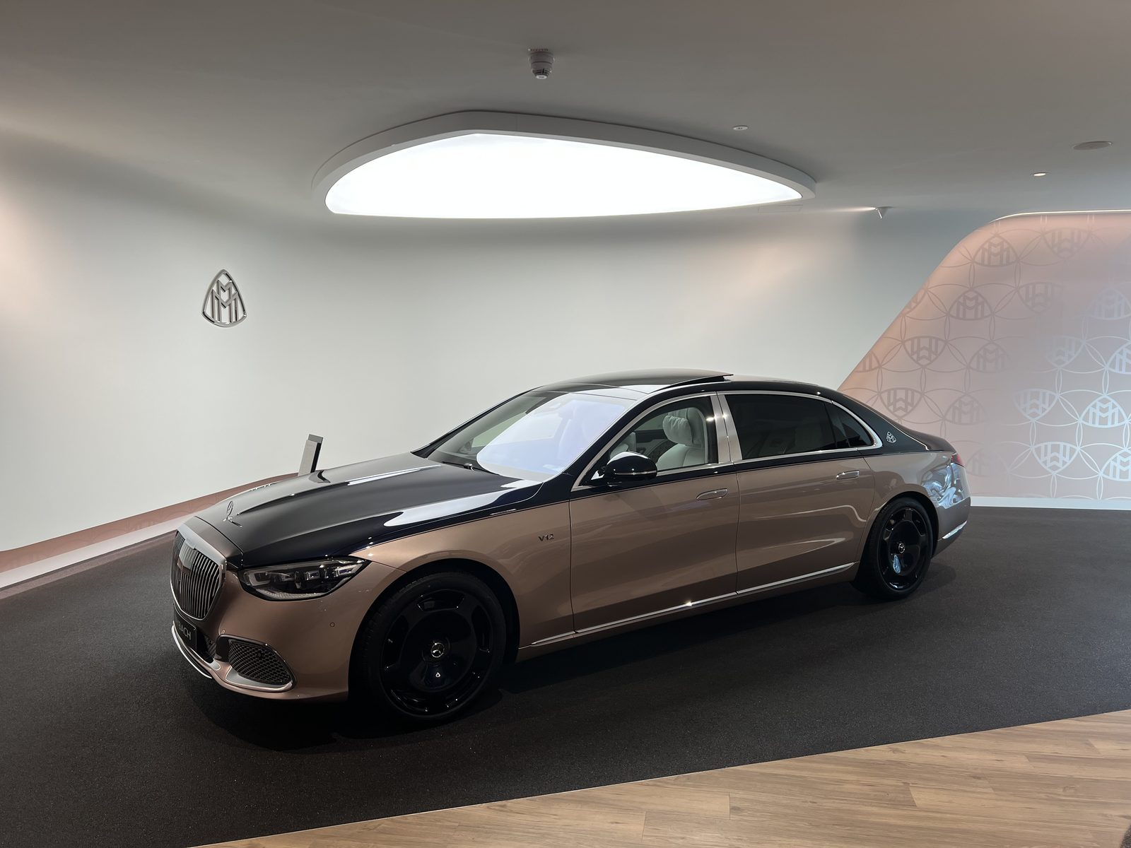 Showroom mit Maybach unter einer organisch geformten Lichtdecke