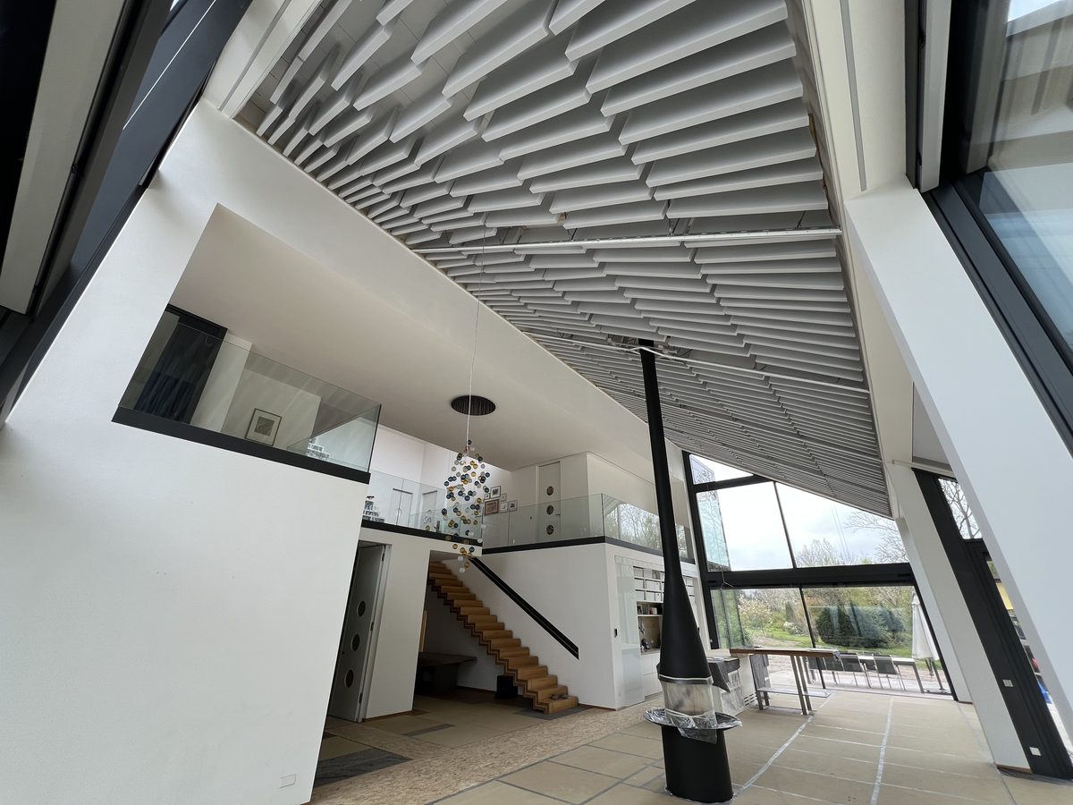 Deckensegel als Akustiklamellen in einem lichtdurchfluteten Foyer