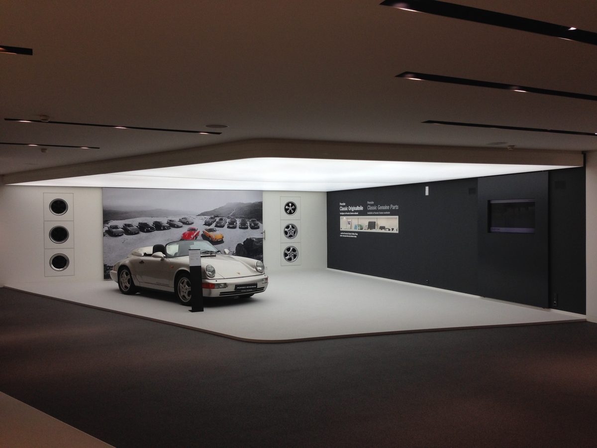 Lichtdecke über einem Porsche in einem Showroom
