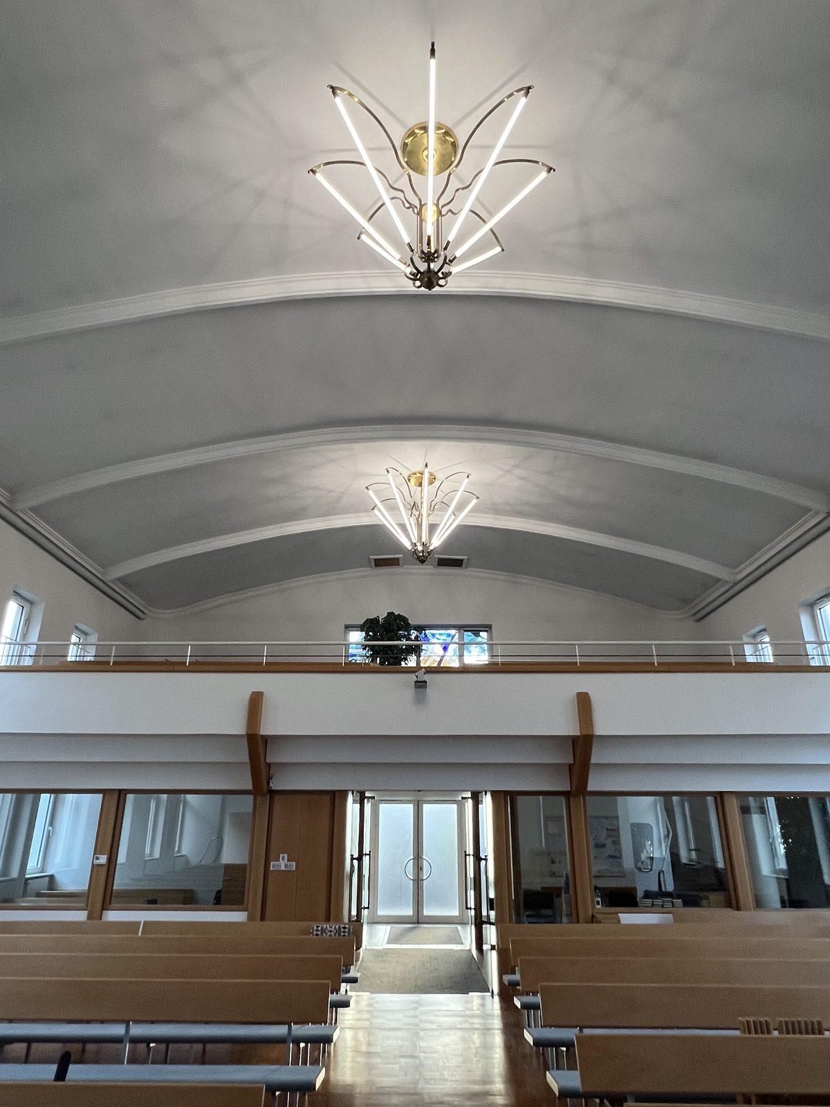 Saal mit Gewölbedecke und sternförmigen Leuchten
