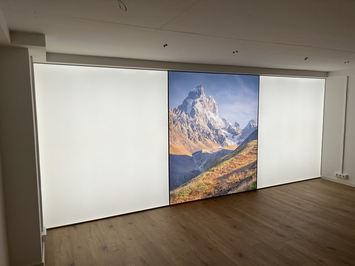 Hinterleuchtete Lichtwand mit Bergmotiv in einem Büro