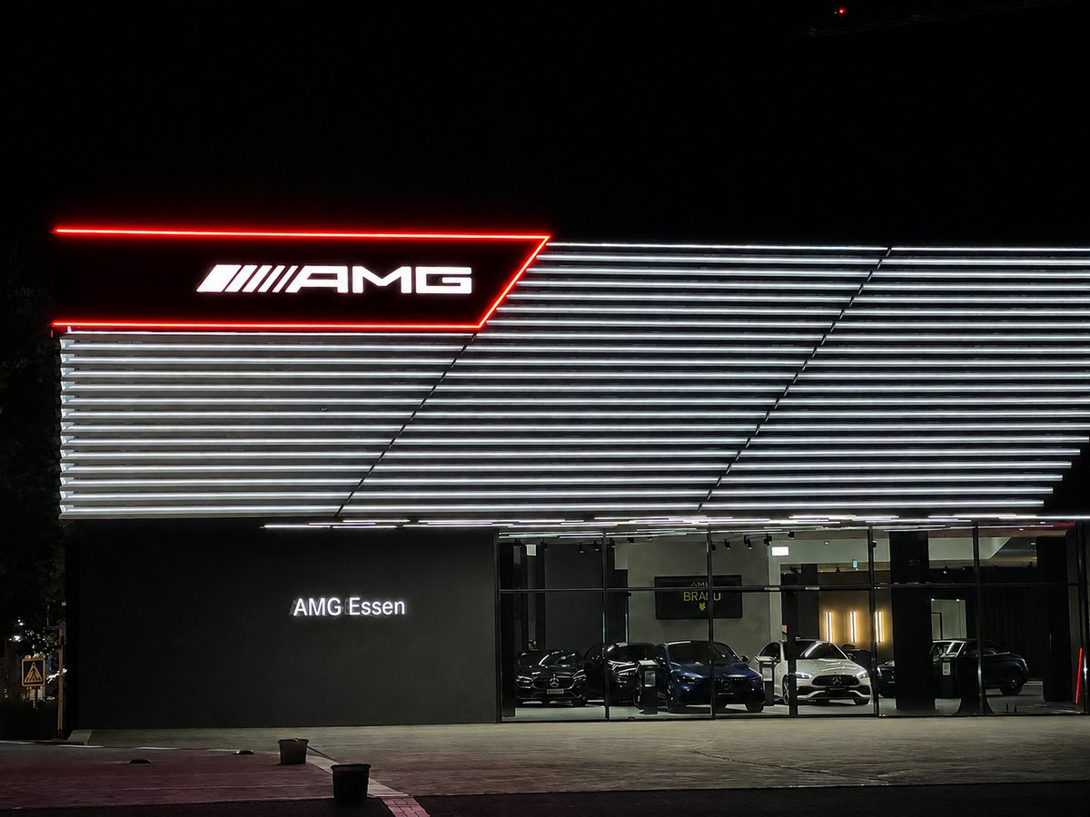 Fassade von AMG Essen bei Nacht mit leuchtenden Lichtlinien
