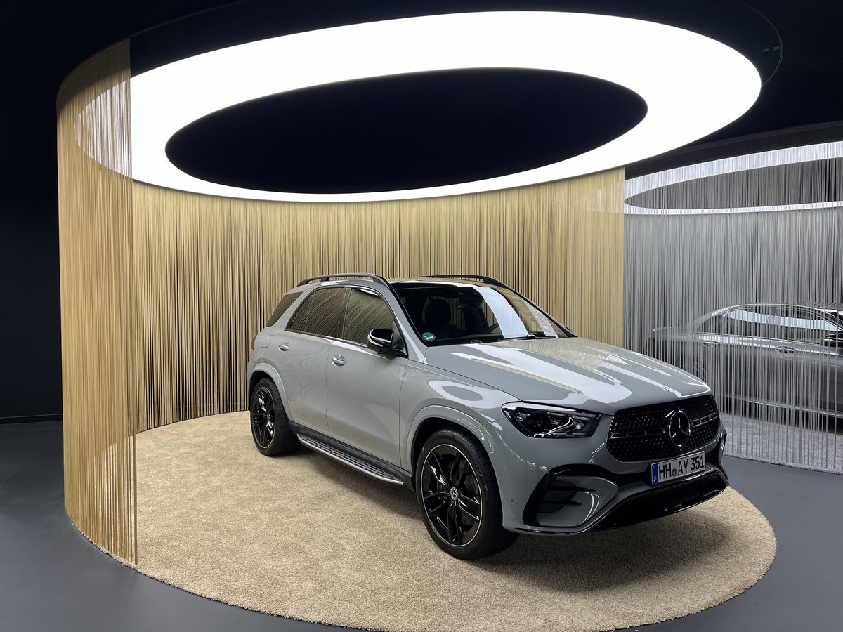 Mercedes GLE unter einem ringförmigen Lichtelement im Showroom