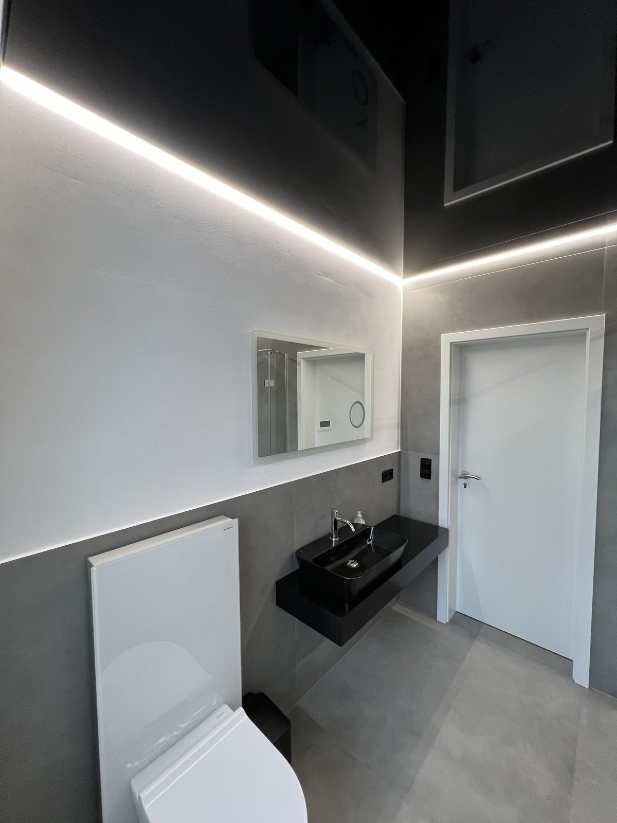 Gäste-WC mit anthrazitfarbener Hochglanz-Spanndecke und Lichtlinie
