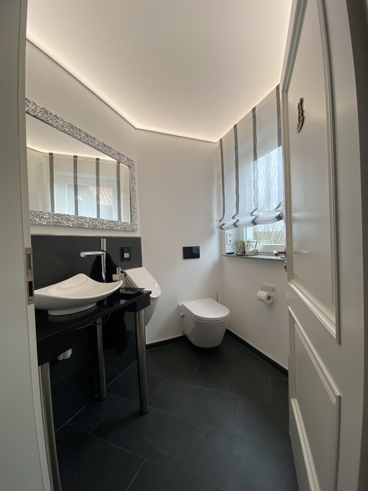 Gäste-WC mit weißer Spanndecke, umlaufender Lichtlinie und Fenster