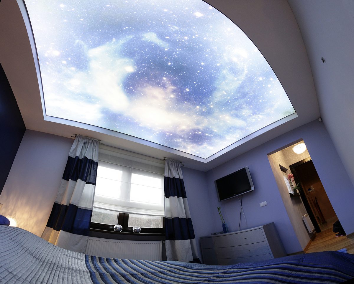 Bedruckte Spanndecke mit Sternenhimmel im Schlafzimmer