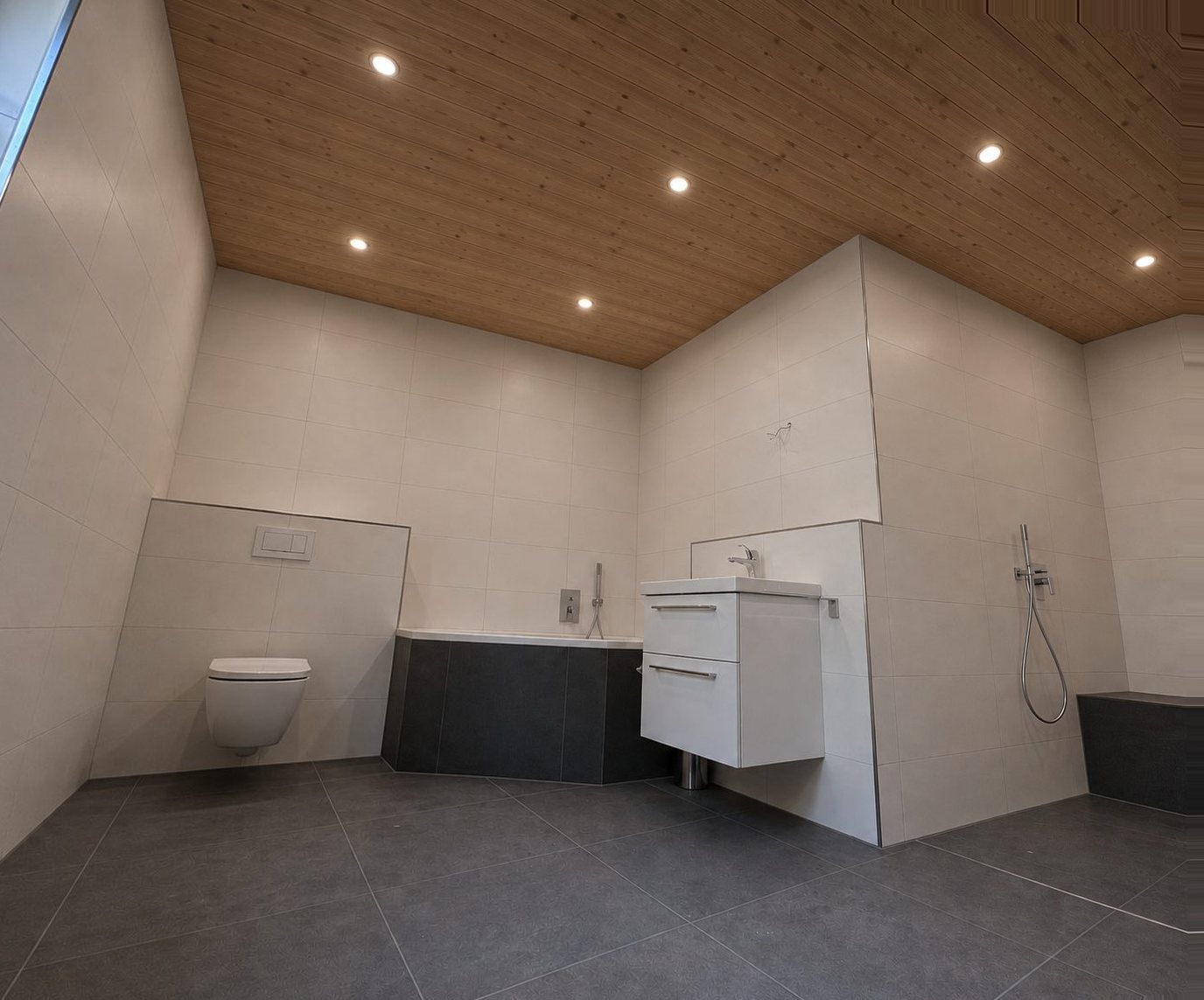 Vorher: Bad mit Holzdecke und Einbauspots