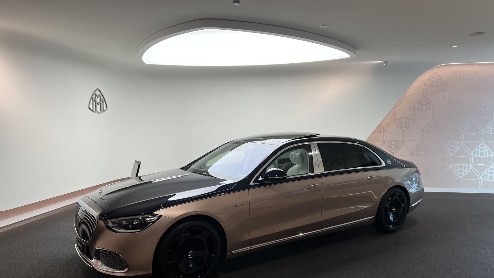 Maybach Showroom unter einer organisch geformten Lichtdecke